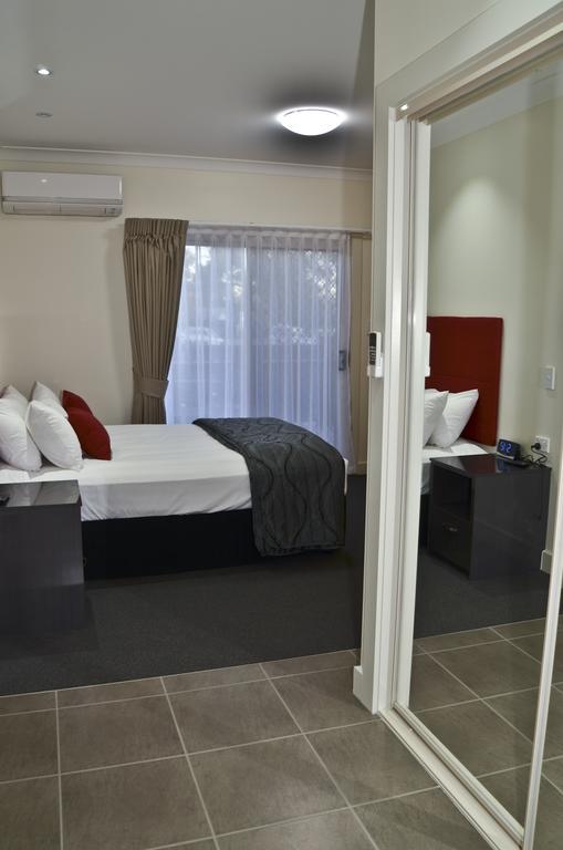 Swagsman Motel Miles Bagian luar foto