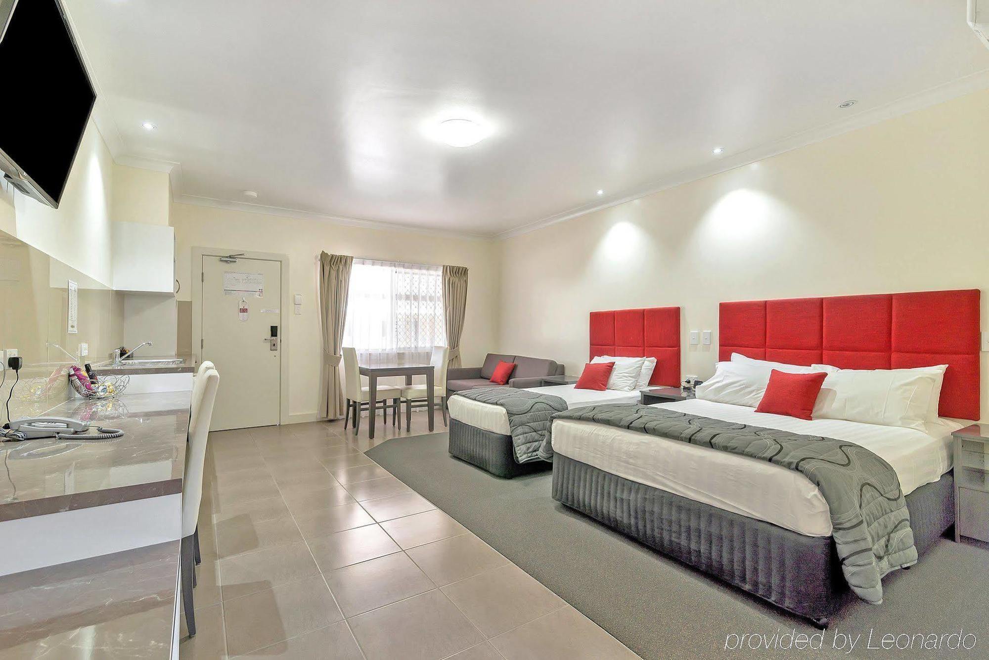 Swagsman Motel Miles Bagian luar foto