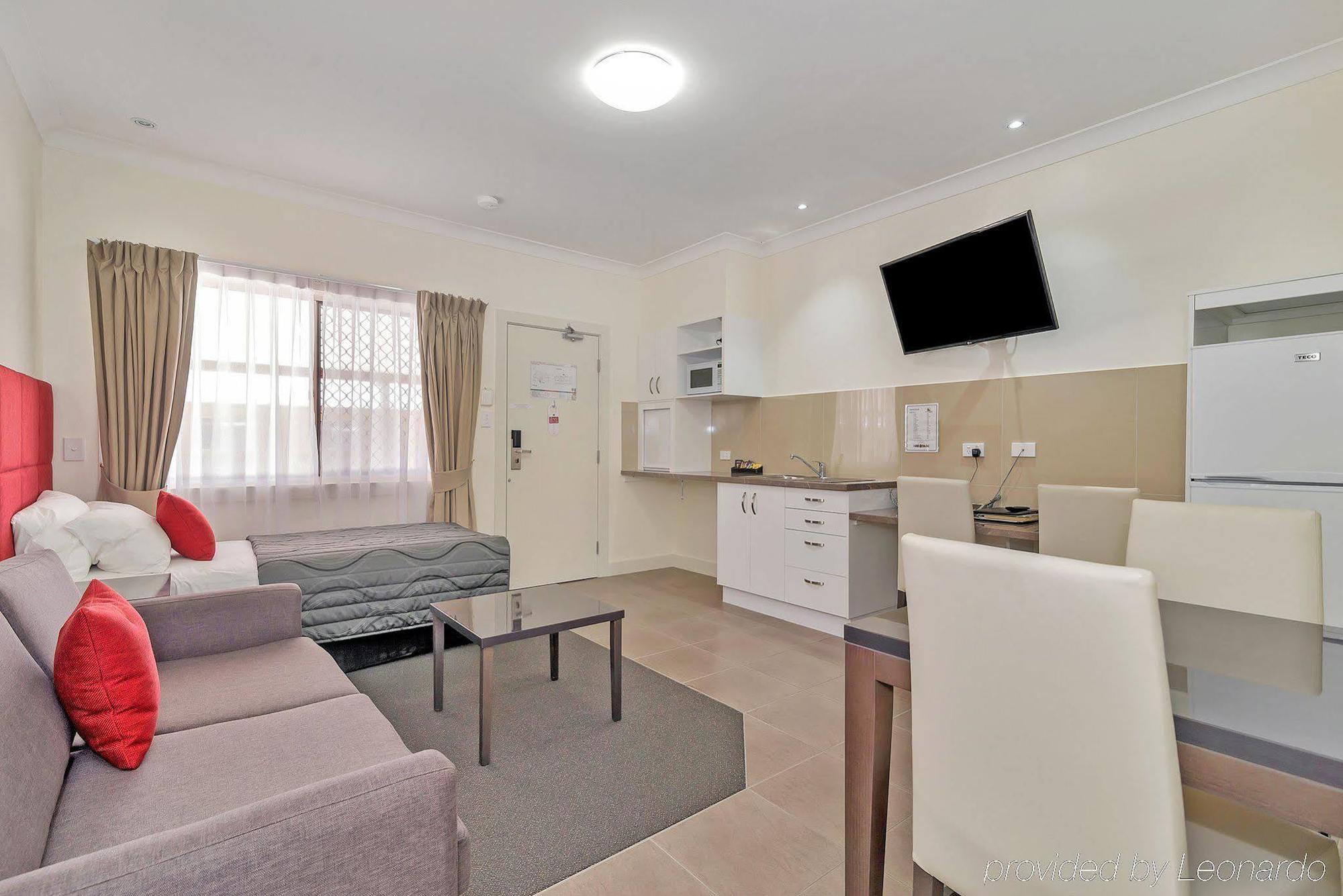 Swagsman Motel Miles Bagian luar foto