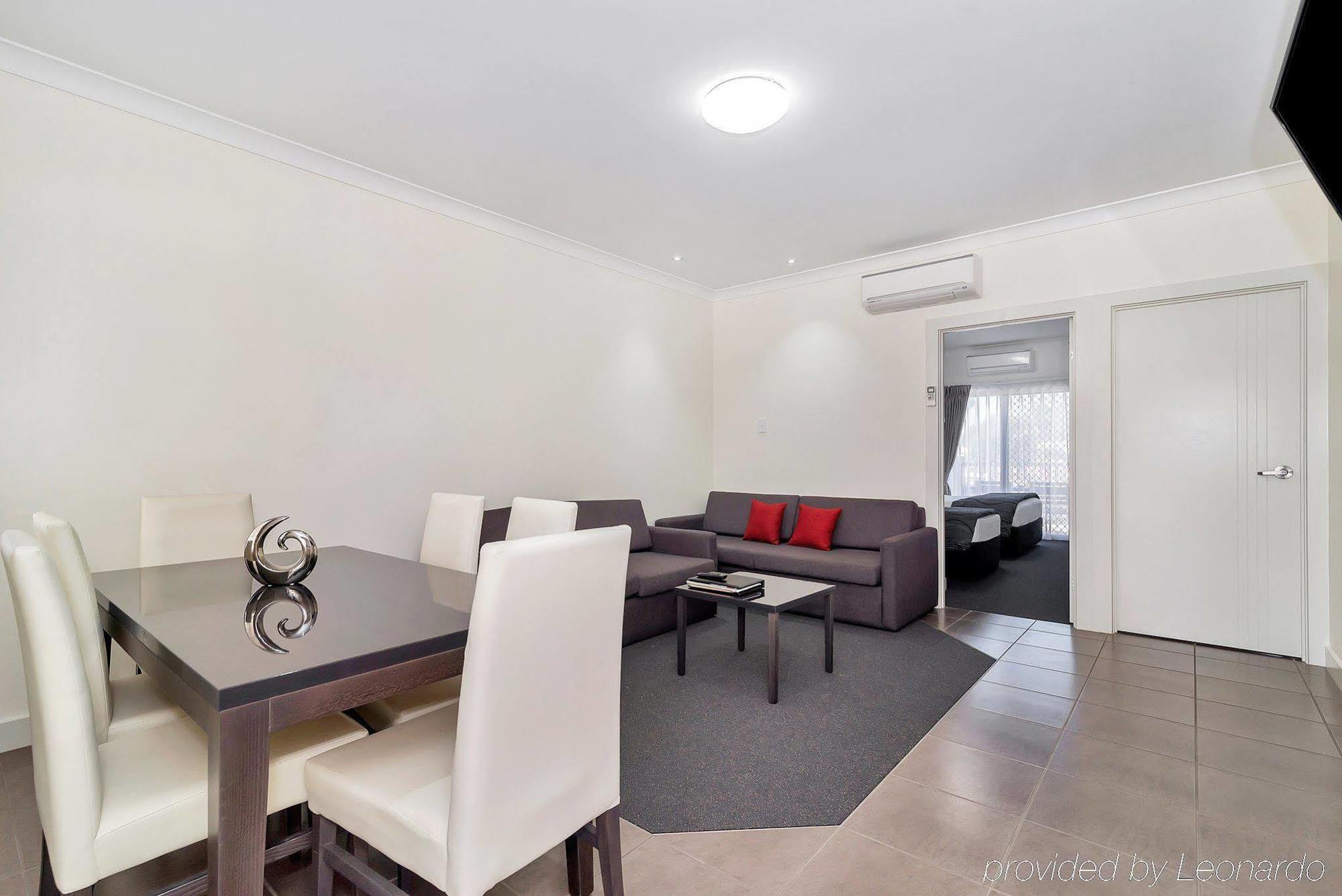 Swagsman Motel Miles Bagian luar foto