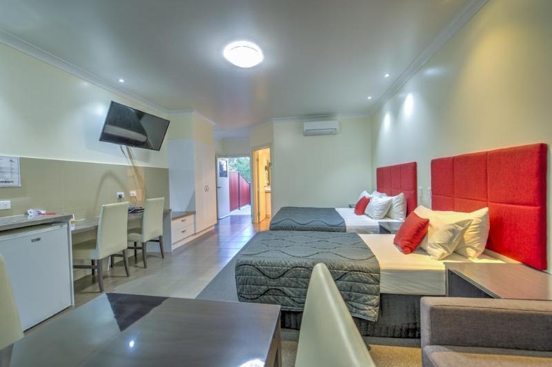Swagsman Motel Miles Bagian luar foto