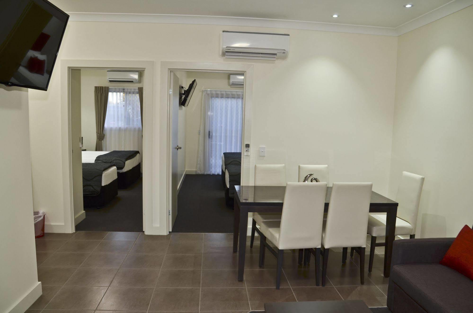 Swagsman Motel Miles Bagian luar foto