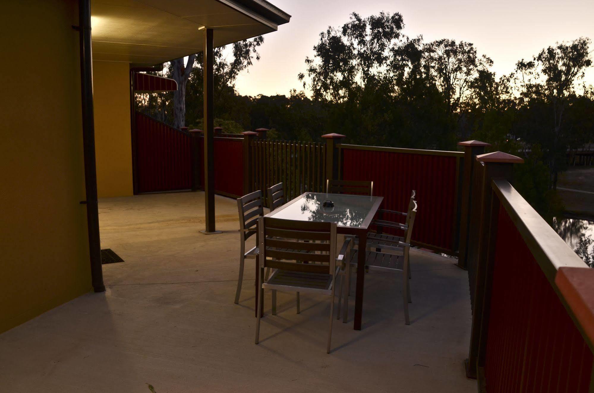 Swagsman Motel Miles Bagian luar foto